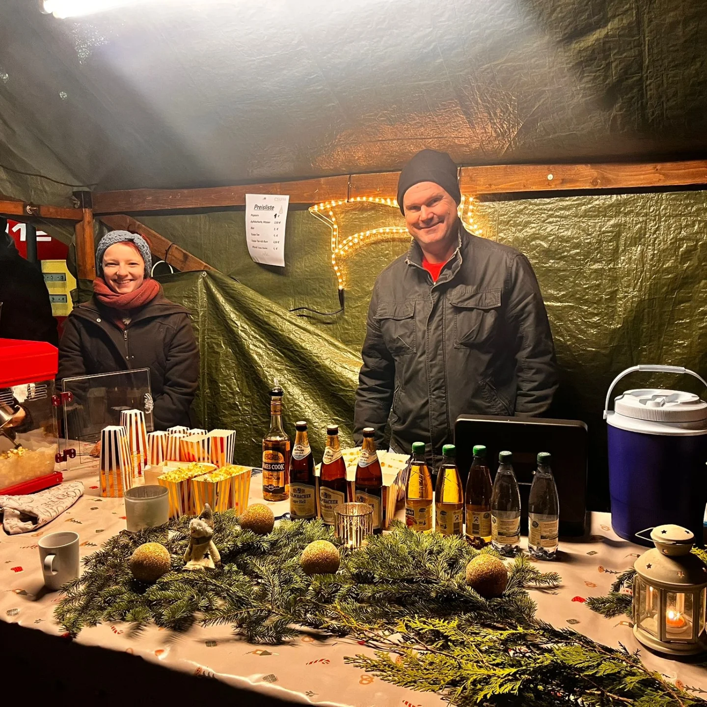 Popcorn und Lichterglanz beim Christbaum-Anleuchten